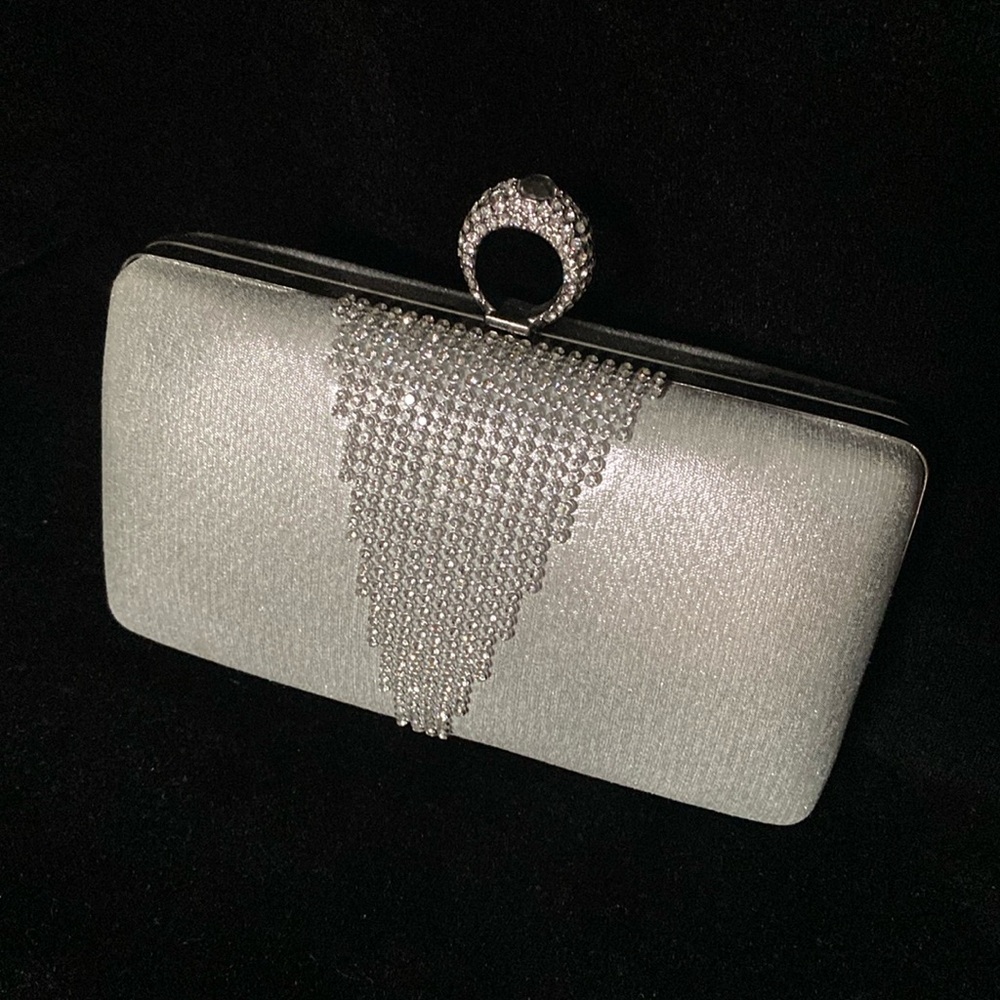 Silver Purse 👛 with Diamond-like 💎 Embellishments